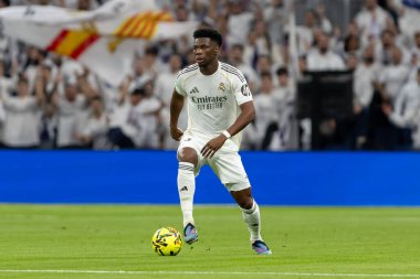 Madrid, İspanya - 4 Ocak 2026: Real Madrid ile Real Betis arasındaki La Liga maçı Santiago Bernabu 'da oynandı. Topu Madrid 'de oynayan gerçek oyuncular. EA Sports La Liga 2026.