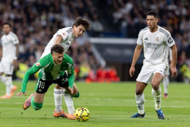 Madrid, İspanya - 4 Ocak 2026: Real Madrid ile Real Betis arasındaki La Liga maçı Santiago Bernabu 'da oynandı. Topu Madrid 'de oynayan gerçek oyuncular. EA Sports La Liga 2026.