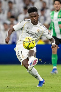 Madrid, İspanya - 4 Ocak 2026: Real Madrid ile Real Betis arasındaki La Liga maçı Santiago Bernabu 'da oynandı. Topu Madrid 'de oynayan gerçek oyuncular. EA Sports La Liga 2026.