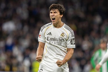 Madrid, İspanya - 4 Ocak 2026: Real Madrid ile Real Betis arasındaki La Liga maçı Santiago Bernabu 'da oynandı. Topu Madrid 'de oynayan gerçek oyuncular. EA Sports La Liga 2026.