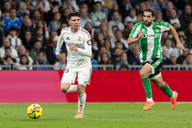 Madrid, İspanya - 4 Ocak 2026: Real Madrid ile Real Betis arasındaki La Liga maçı Santiago Bernabu 'da oynandı. Topu Madrid 'de oynayan gerçek oyuncular. EA Sports La Liga 2026.