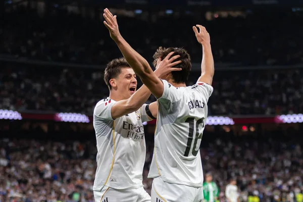 Madrid, İspanya - 4 Ocak 2026: Real Madrid ile Real Betis arasındaki La Liga maçı Santiago Bernabu 'da oynandı. Topu Madrid 'de oynayan gerçek oyuncular. EA Sports La Liga 2026.