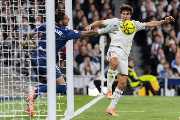 Madrid, İspanya - 4 Ocak 2026: Real Madrid ile Real Betis arasındaki La Liga maçı Santiago Bernabu 'da oynandı. Topu Madrid 'de oynayan gerçek oyuncular. EA Sports La Liga 2026.