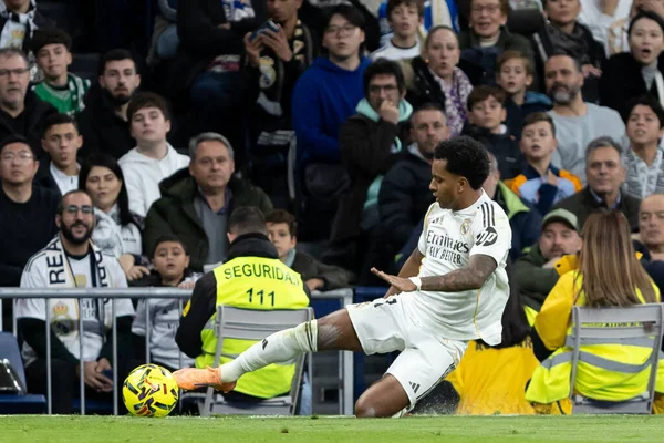 Madrid, İspanya - 4 Ocak 2026: Real Madrid ile Real Betis arasındaki La Liga maçı Santiago Bernabu 'da oynandı. Topu Madrid 'de oynayan gerçek oyuncular. EA Sports La Liga 2026.