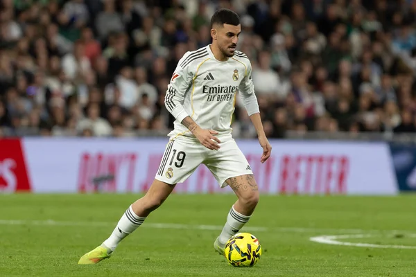 Madrid, İspanya - 4 Ocak 2026: Real Madrid ile Real Betis arasındaki La Liga maçı Santiago Bernabu 'da oynandı. Topu Madrid 'de oynayan gerçek oyuncular. EA Sports La Liga 2026.