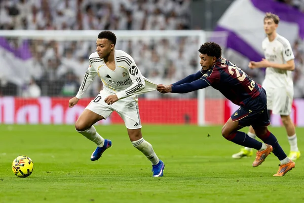 Madrid, İspanya - 17 Ocak 2026: Real Madrid ile Levante FC arasındaki lig maçı Santiago Bernabeu 'da oynandı. Maç sırasında Real Madrid oyuncuları.