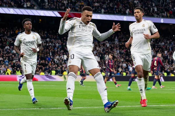 Madrid, İspanya - 17 Ocak 2026: Real Madrid ile Levante FC arasındaki lig maçı Santiago Bernabeu 'da oynandı. Maç sırasında Real Madrid oyuncuları.
