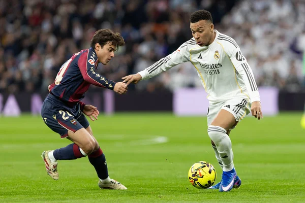 Madrid, İspanya - 17 Ocak 2026: Real Madrid ile Levante FC arasındaki lig maçı Santiago Bernabeu 'da oynandı. Maç sırasında Real Madrid oyuncuları.
