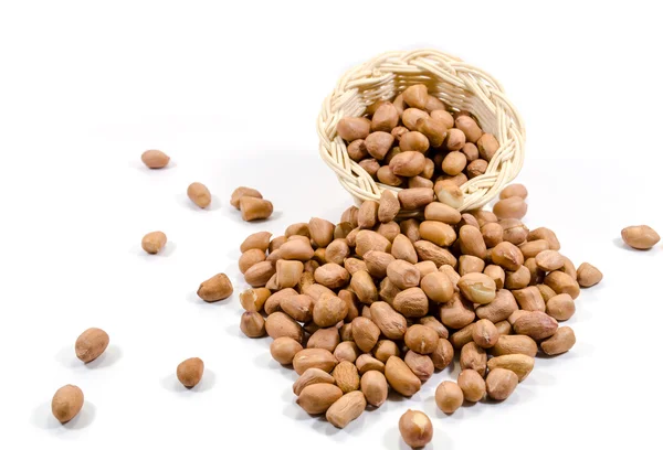 Erdnüsse auf weißem Hintergrund — Stockfoto