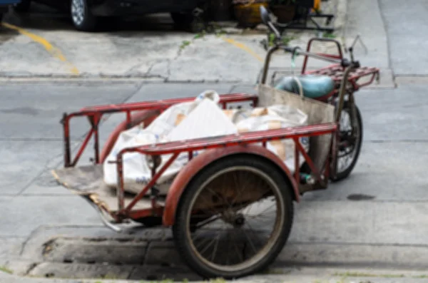 Eski üç tekerlekli bisiklet taşıyıcı — Stok fotoğraf