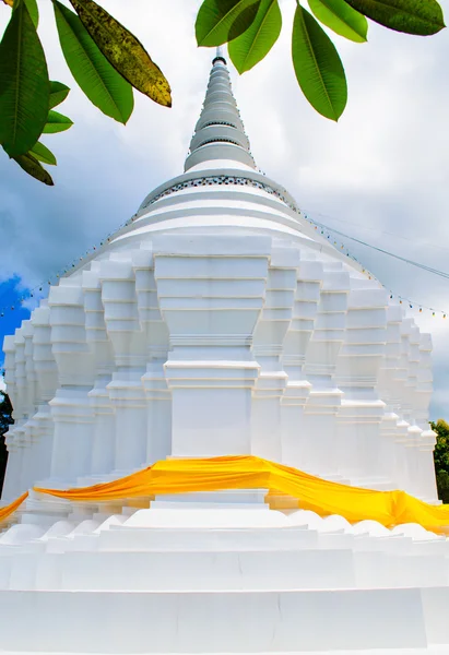 Stupa blanc dans le temple — Photo