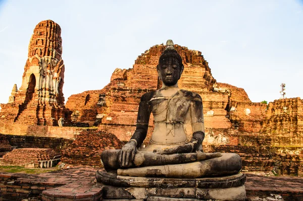 Buddha v chrámu zřícenina — Stock fotografie