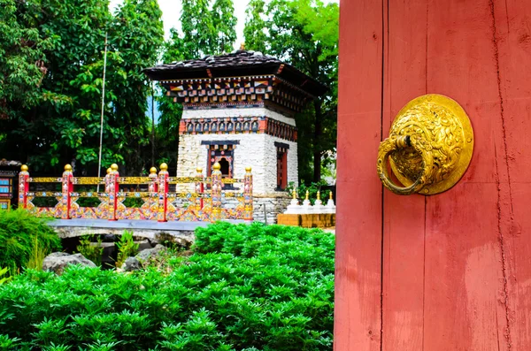 En traditionell gateway till en Bhutan inhägnad — Stockfoto