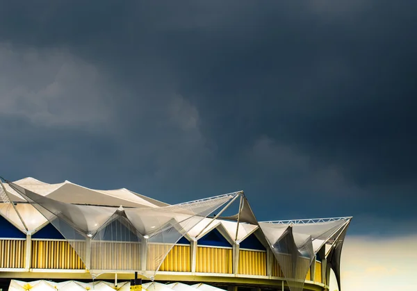 Dach stadionu przed niebo — Zdjęcie stockowe