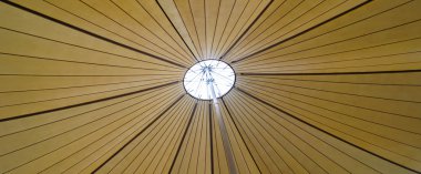 Bir gölgelik altında