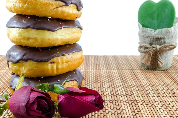 Donuts mit Rosen bestreut — Stockfoto