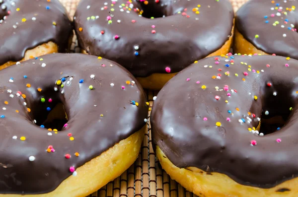 Bestreute Donuts auf Tischset — Stockfoto