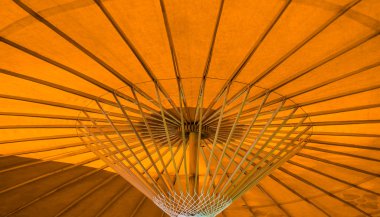 bir şemsiye altında