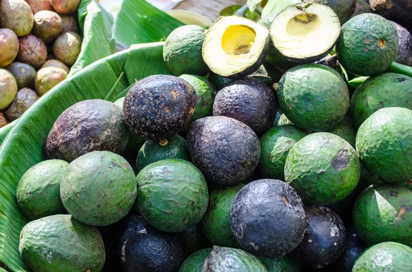 Schüssel mit Avocados — Stockfoto