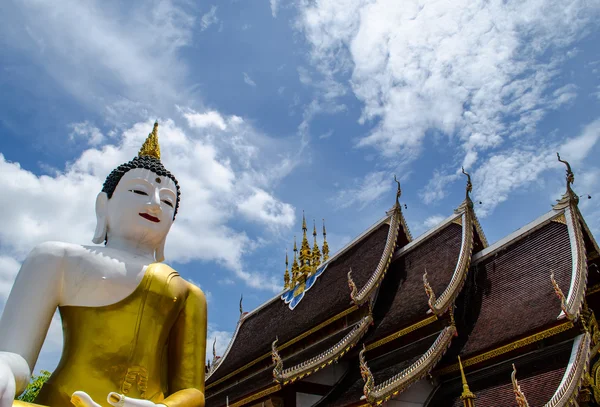 Buddha și acoperișul templului — Fotografie, imagine de stoc