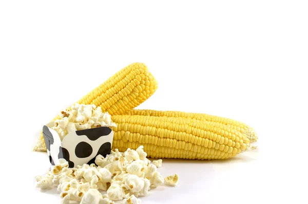 Кукуруза и попкорн — стоковое фото