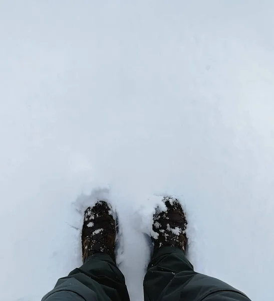 在垂直和下部 你可以看到初雪上的一些腿和靴子 代表着一种方式的开始 — 图库照片