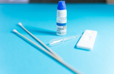 Covid-19 için pozitiflik testlerinin gerçekleştirilmesiyle ilgili farklı araçlar. Serolojik ve PCR testleri için aksesuarlar var..