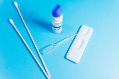 Covid-19 için pozitiflik testi yapmak için farklı alternatifler, hem ayıracıyla serolojik test, hem de PCR uygulamak için çubuklar. Yüksek bir perspektiften.