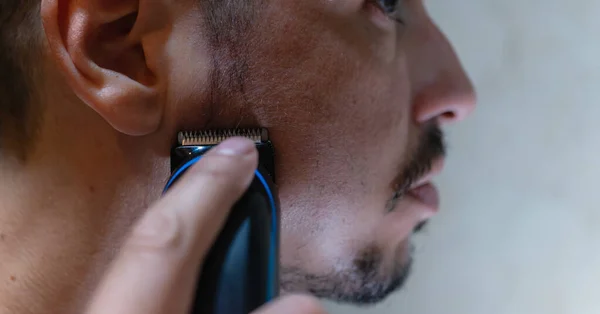 Close Face Young Caucasian Man Using Electric Razor Groom His — Stock Photo, Image