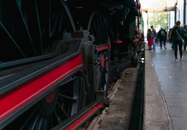 Een Prachtige Oude Stoomtrein Geplaatst Een Baan Zodat Mensen Die — Stockfoto