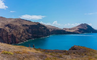 La Punta de Sao Lourenco, Madeira 'da yürüyen iki kız. Arka planda deniz manzarası ve bölgenin kayalıkları..