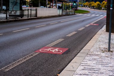 Bisiklet önceliği işaretini vurgulayan boş cadde