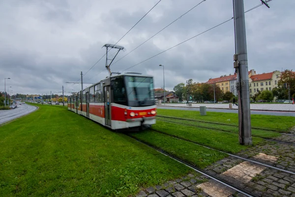 Τραμ Οδήγηση Μεγάλη Κατεύθυνση Λεωφόρο Hradcanska Πράγα Δημοκρατία Της Τσεχίας — Φωτογραφία Αρχείου