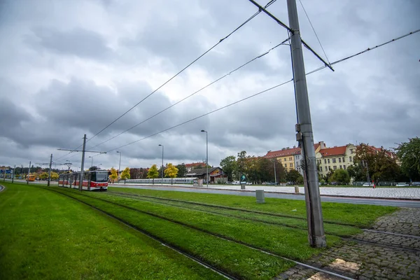 Трамвай После Пересечения Градканской Праге Облачный День — стоковое фото