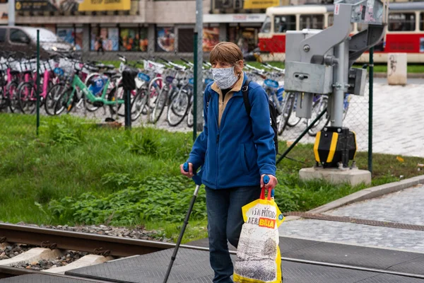 Alte Frau Überquert Mit Gehstock Die Gleise Auf Prag Tschechische — Stockfoto