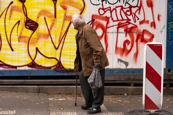 Старик Палкой Идет Улице Марта Чехия — стоковое фото