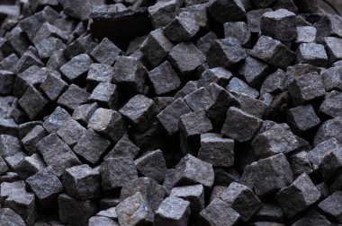 Yolu inşa etmek için kullanılan büyük taşları kapatın.