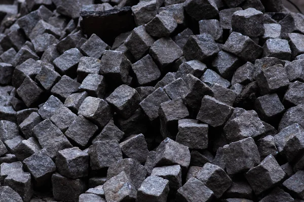 Yolu inşa etmek için kullanılan büyük taşları kapatın.