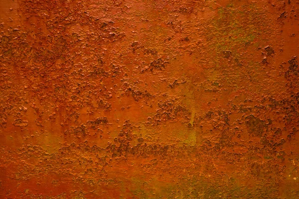 Açık havada çürümüş bir metalin üzerine turuncuya boyanmış soyut renkli bir resim.