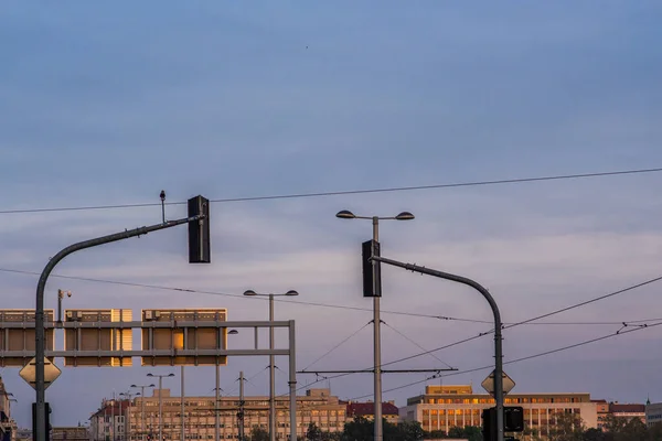 Λεωφόρος Χωρίς Αυτοκίνητα Μια Συννεφιασμένη Ημέρα — Φωτογραφία Αρχείου