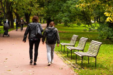 Çek Cumhuriyeti 'nde kış aylarında COVID-19 salgını nedeniyle Prag 6' da, 2020 sonbaharında Letna Park 'ta yürüyen ve konuşan iki kadın görülüyor.