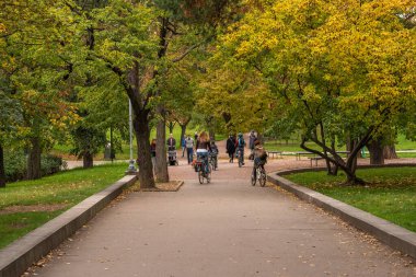 2020 sonbaharında Prag 6 'da Letna Parkı' nda, COVID-19 salgını nedeniyle kış başlarken karantina döneminde bisiklet süren bir grup arkadaş iyi vakit geçiriyorlar.