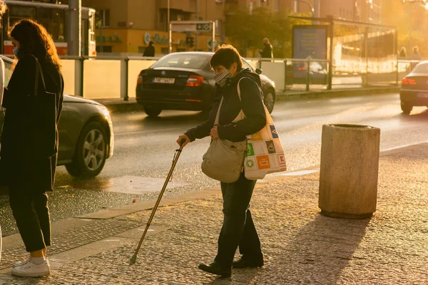 Kobieta Maską Laską Przechodzą Przez Ulicę Stacji Metra Hradcanska Hulajnogi — Zdjęcie stockowe