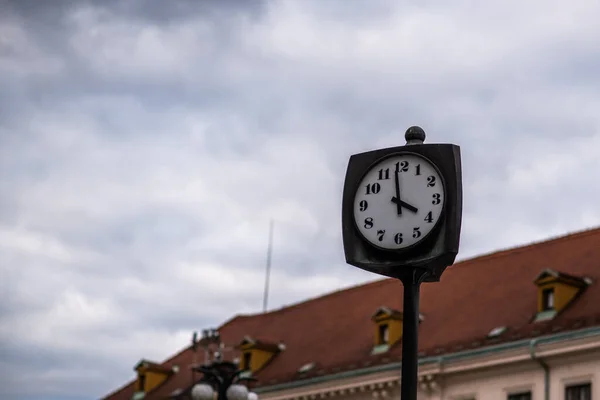 Zegar Odkryty Mieście Szary Dzień Budynkiem — Zdjęcie stockowe