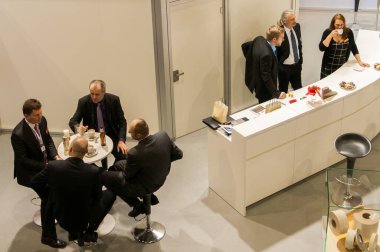 Bno Exhibition Center 'daki Amper kongresinde bir grup insan. czech Cumhuriyeti