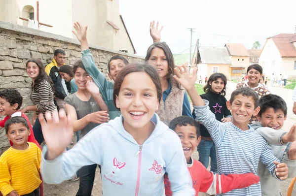 5 / 16 / 2018. Lomnicka, Slovakya. Slovakya 'nın göbeğindeki Roman toplumu, korkunç koşullarda yaşıyor. Yoksulluk, leke ve eşit fırsatlar için acı çekiyorlar. Gençlerin ve çocukların grup fotoğrafı..