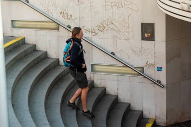11-23-2020. Prag, Çek Cumhuriyeti. İnsanlar Prag 6 'daki Hradcanska metro durağında Coronavirus (COVID-19) sırasında dışarıda yürüyüp konuşuyorlar. Metro merdivenlerinde yürüyen adam...