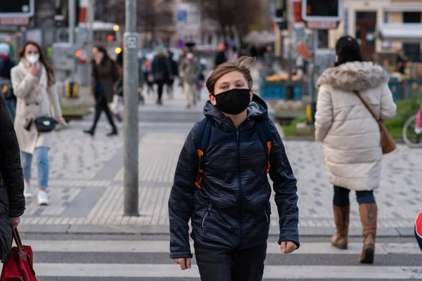 2020 Prague République Tchèque Les Gens Marchent Parlent Extérieur Pendant — Photo