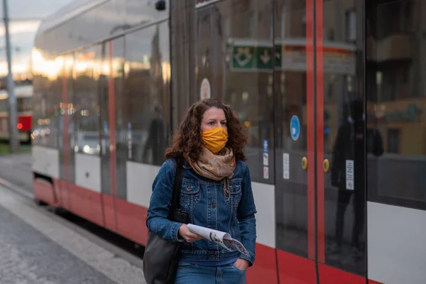 2020 Prague République Tchèque Les Gens Marchent Parlent Extérieur Pendant — Photo