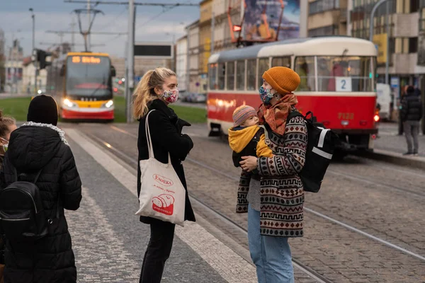 2020 Прага Чеська Республіка Люди Ходять Розмовляють Надворі Під Час — стокове фото